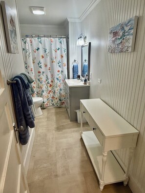 Bathroom - HGTV's Hometown house - Southern Charm 3- only 6 minutes to downtown Laurel! (Laurel)