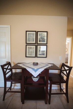 Dining - Charming, trailside, near downtown and museum 2BR 2BA apartment (Bentonville)