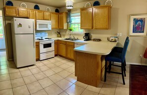 Private kitchen - Charming, trailside, near downtown and museum 2BR 2BA apartment (Bentonville)