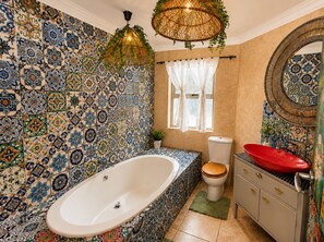Deluxe tweepersoonskamer, patio, uitzicht op zwembad | Badkamer | Gratis toiletartikelen, een haardroger, pantoffels, handdoeken