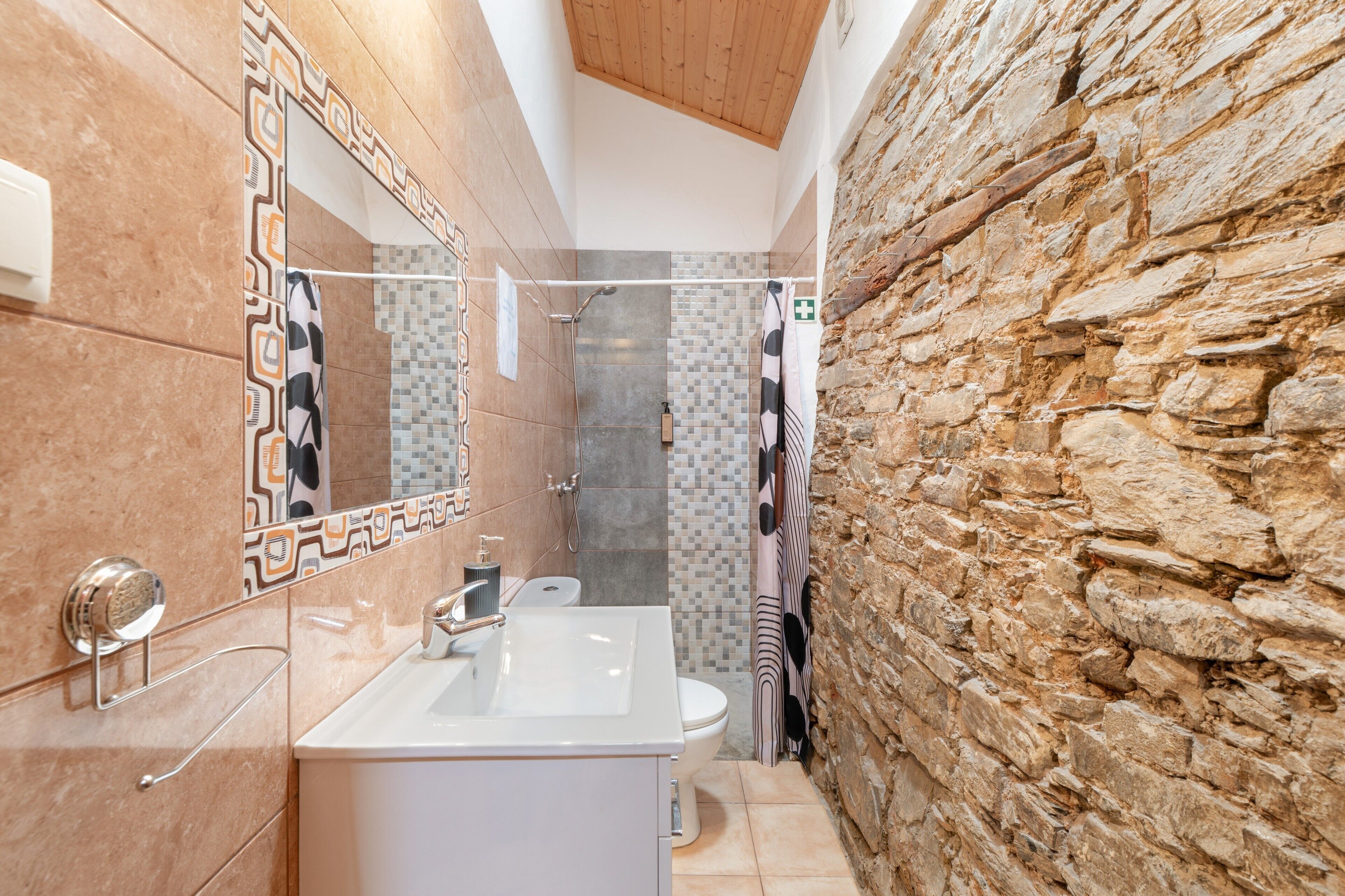 Douche, sèche-cheveux, serviettes fournies