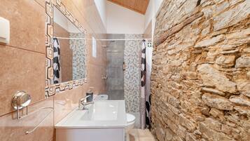 Douche, sèche-cheveux, serviettes fournies