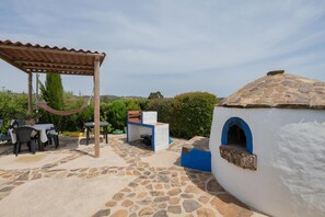 Outdoor dining - Cottage 'Casa Do Celeiro' with Mountain View, Shared Pool and Wi-Fi (Santa Bárbara)