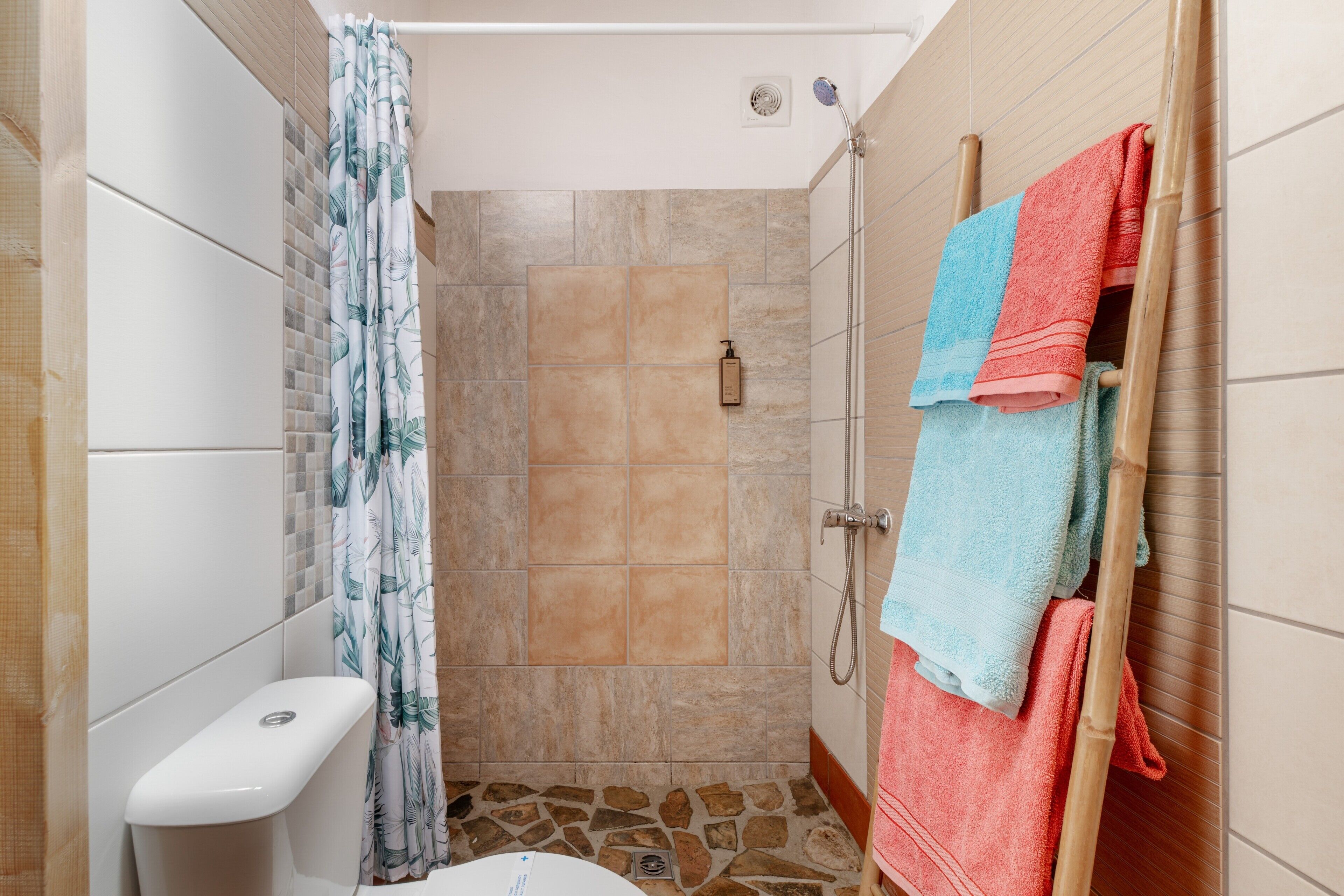 Shower, hair dryer, towels