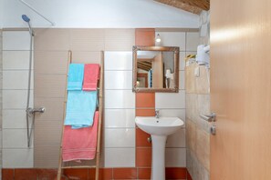 Douche, séchoir à cheveux, serviettes fournies
