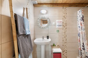 Douche, sèche-cheveux, serviettes fournies