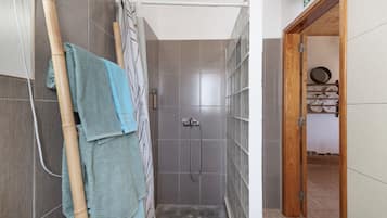 Douche, sèche-cheveux, serviettes fournies