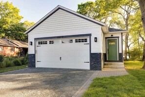 Exterior - Lake-house, pet friendly, renewable energy, plenty of space for big groups! (Grayslake)