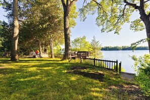 Property grounds - Lake-house, pet friendly, renewable energy, plenty of space for big groups! (Grayslake)
