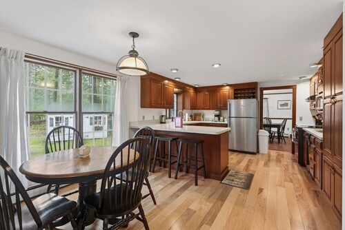 1.5 Miles to Kennebunk BEACH|Sleeps 12| Pet friendly