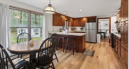 1.5 Miles to Kennebunk BEACH|Sleeps 12| Pet friendly