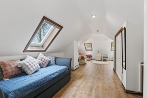Iron/ironing board, travel cot, WiFi, bed sheets