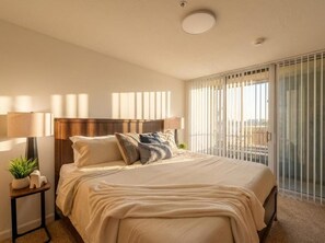 2 bedrooms, iron/ironing board, travel cot, free WiFi - Highrise Riverview + Flats + Balcony + Parking (Cleveland)