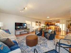 Living area - Highrise Riverview + Flats + Balcony + Parking (Cleveland)