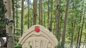 Een speelconstructie voor kinderen in een bebost gebied.