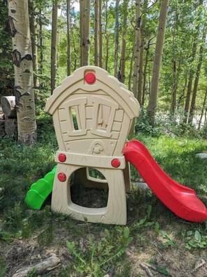 Eine Spielkonstruktion für Kinder in einer bewaldeten Gegend.