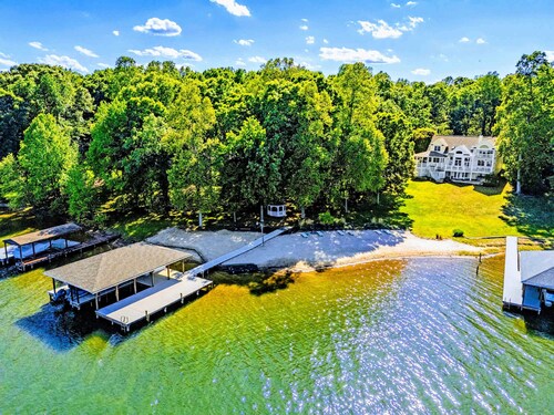 NEW 7BR Lakefront Lake Anna, Beach, Dock, Hot Tub