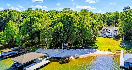 NEW 7BR Lakefront Lake Anna, Beach, Dock, Hot Tub