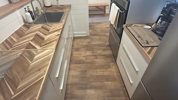 Fridge, microwave, oven, coffee/tea maker