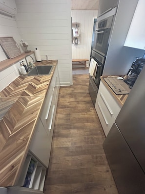 Refrigerador, microondas, horno y cafetera y tetera 