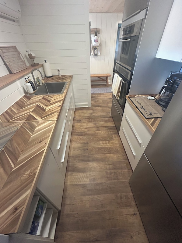 Fridge, microwave, oven, coffee/tea maker