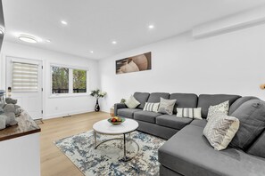 Smart TV - Brand New Lakeside Retreat, Lakeshore Mississauga (Mississauga)
