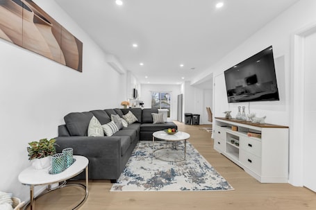 Smart TV. Brand New Lakeside Retreat, Lakeshore Mississauga