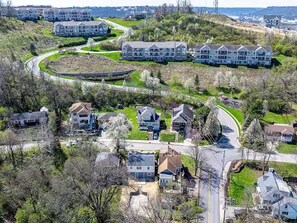 Aerial view - 3 miles to downtown, private parking, 10% off Ark, Zoo, and Aquarium (Ludlow)