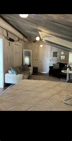 Room - Luxury Gated Suite at Jamestown Ranch Barndominium (Greenbrier)