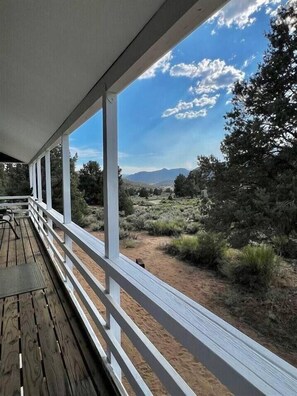 Terrace/patio - Kennedy Bluebird | Off-grid cabin SF Kern River (Kennedy Meadows)