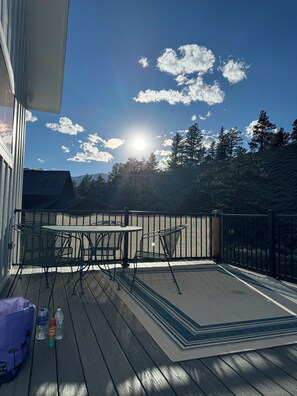Outdoor dining - Wall of windows in Twin Lakes. (Twin Lakes)