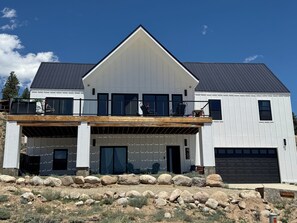 Exterior - Wall of windows in Twin Lakes. (Twin Lakes)