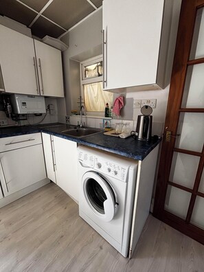 Private kitchen - Stylish Studio with SuperKing Bed Private entrance and parking Near Bluewater (Dartford)