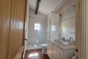 Shower, hair dryer, towels, soap - Premium Family Suite - Swimming pool, Parking & Fiber (La Seyne-sur-Mer)