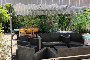 Outdoor dining - Premium Family Suite - Swimming pool, Parking & Fiber (La Seyne-sur-Mer)