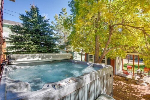 Garvey House Red - Downtown with Hot Tub, Family Friendly
