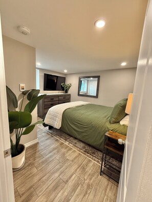 Room - Modern 2BR Retreat w/ Heated Floors & Gazebo (Brantford)