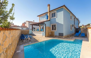 A two-story house with a swimming pool, stone walls, and a patio area. - Beautiful home in Vodnjan (Vodnjan)