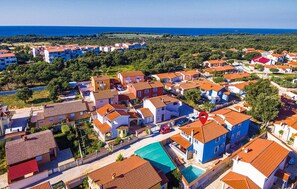 A coastal residential area with houses, a swimming pool, and a view of the sea. - Beautiful home in Vodnjan (Vodnjan)