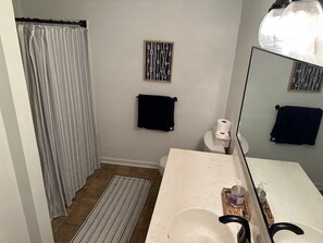 Shower, towels, soap, toilet paper - Waterfront Dock + Fire Pit + Kayaks & SUPs - VistaCove (Heathsville)