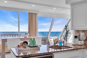 Geladeira, micro-ondas, cooktop, lava-louças