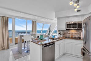 Geladeira, micro-ondas, cooktop, lava-louças