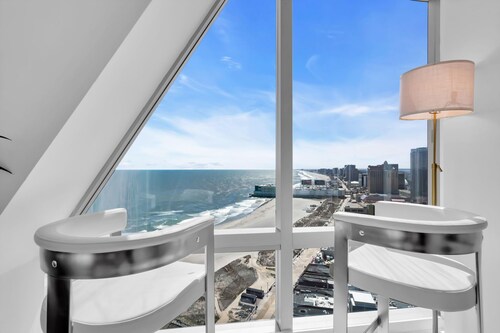 Beachfront Penthouse • Boardwalk & Ocean Views