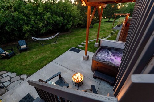 A-Frame Retreat -Mountain Views • Hot Tub n fire lit nights surrounded by Bamboo