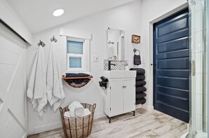 Bathroom - A-Frame Retreat -Mountain Views • Hot Tub n fire lit nights surrounded by Bamboo (Port Angeles)