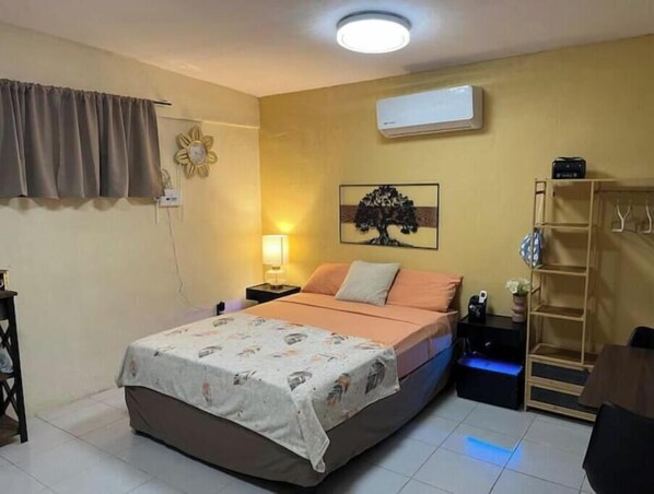 1 habitación, tabla de planchar con plancha, wifi gratis y ropa de cama