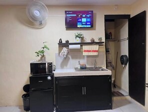 Refrigerador, microondas, cafetera y tetera y licuadora