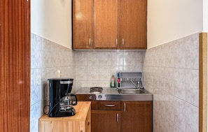 Wasserkocher mit Kaffee-/Teezubehör, Kühlschrank, Mikrowelle, Herdplatte