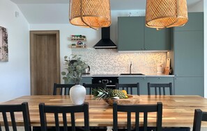 Wasserkocher mit Kaffee-/Teezubehör, Kühlschrank, Ofen, Herdplatte