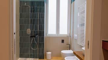 SUITE DEI SOSPIRI | Bagno | Doccia, asciugacapelli, asciugamani, sapone